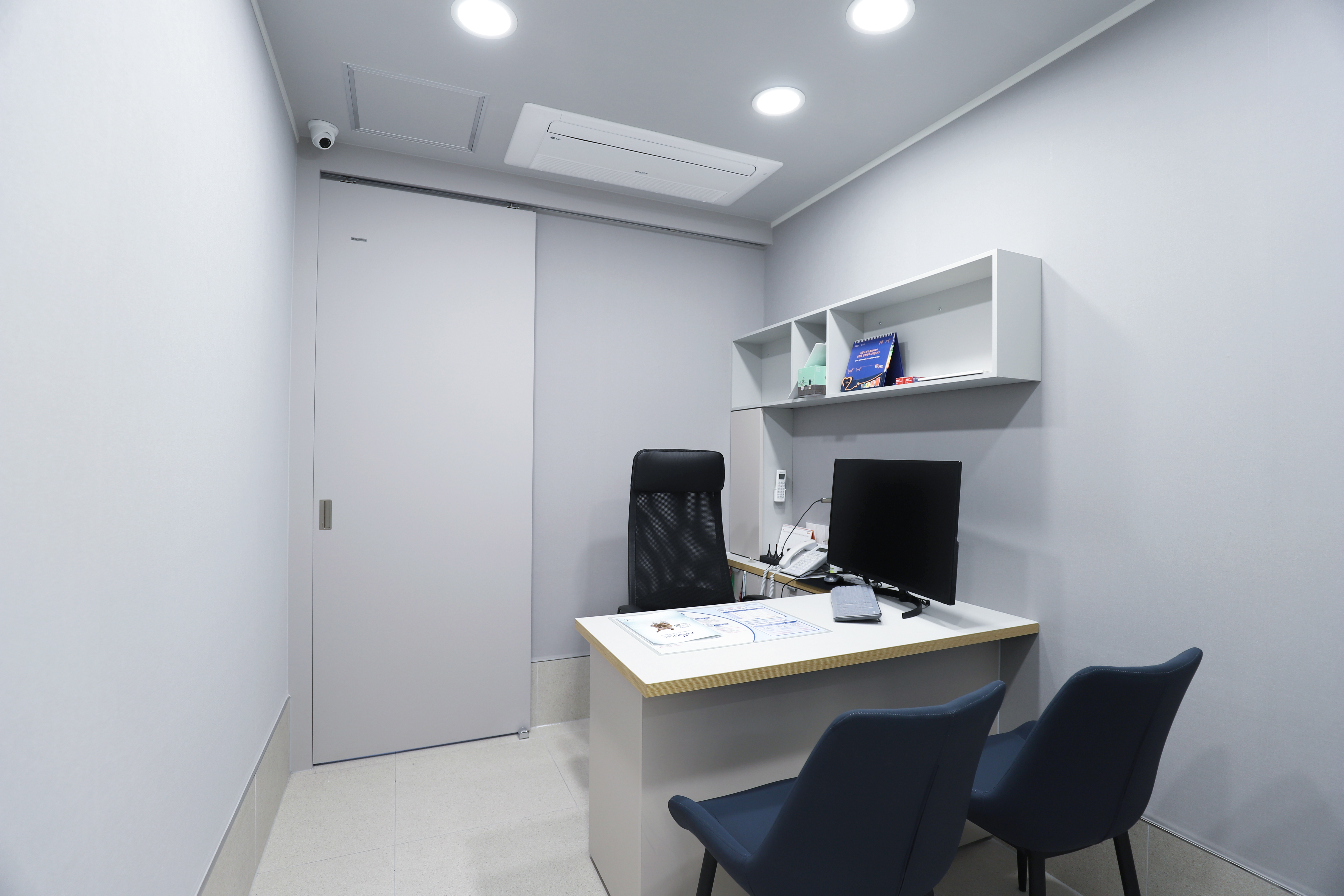 강아지 진료실1 내부, 진료 테이블과 장비 배치