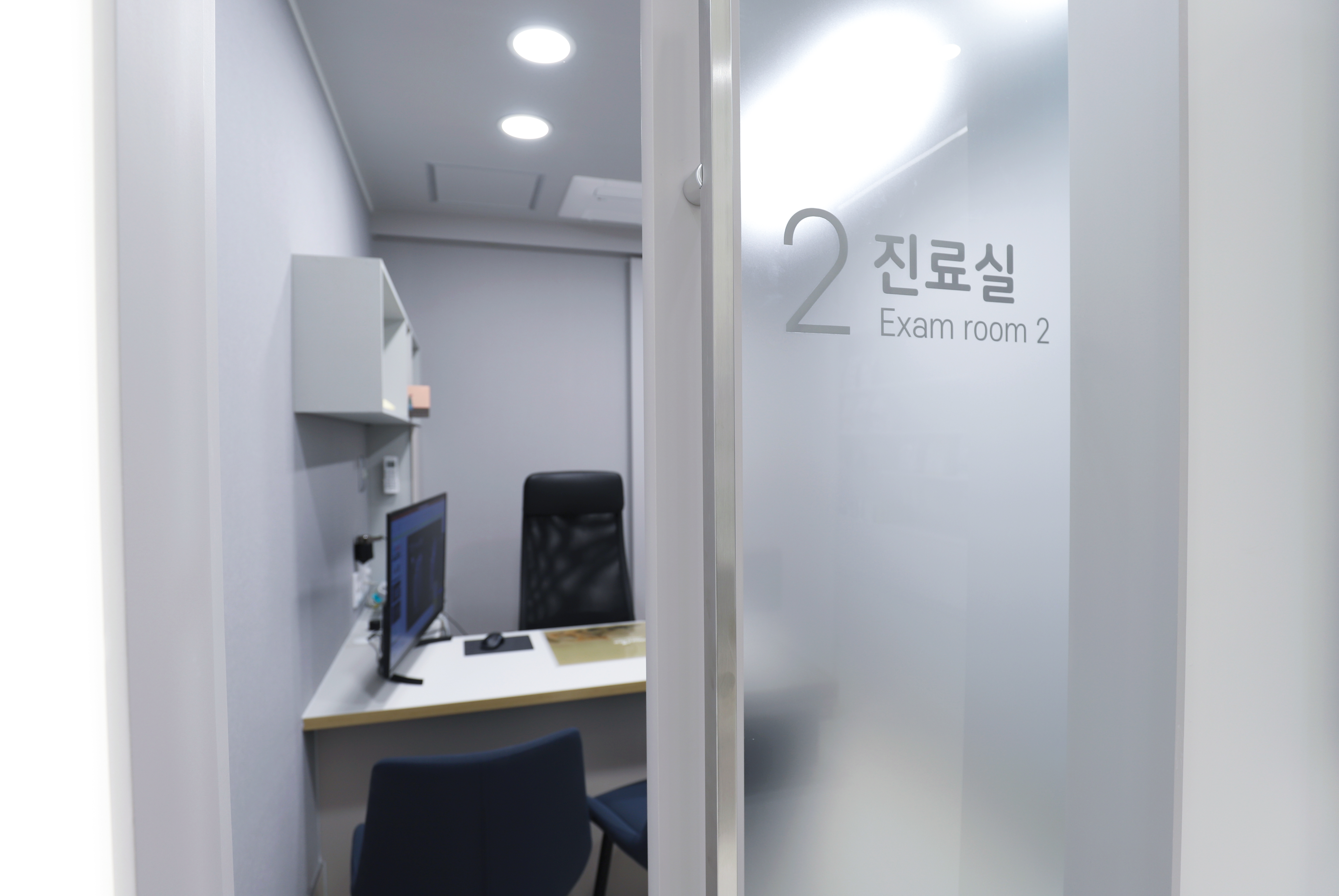 강아지 진료실2 내부, 모니터와 진료대가 정돈된 공간