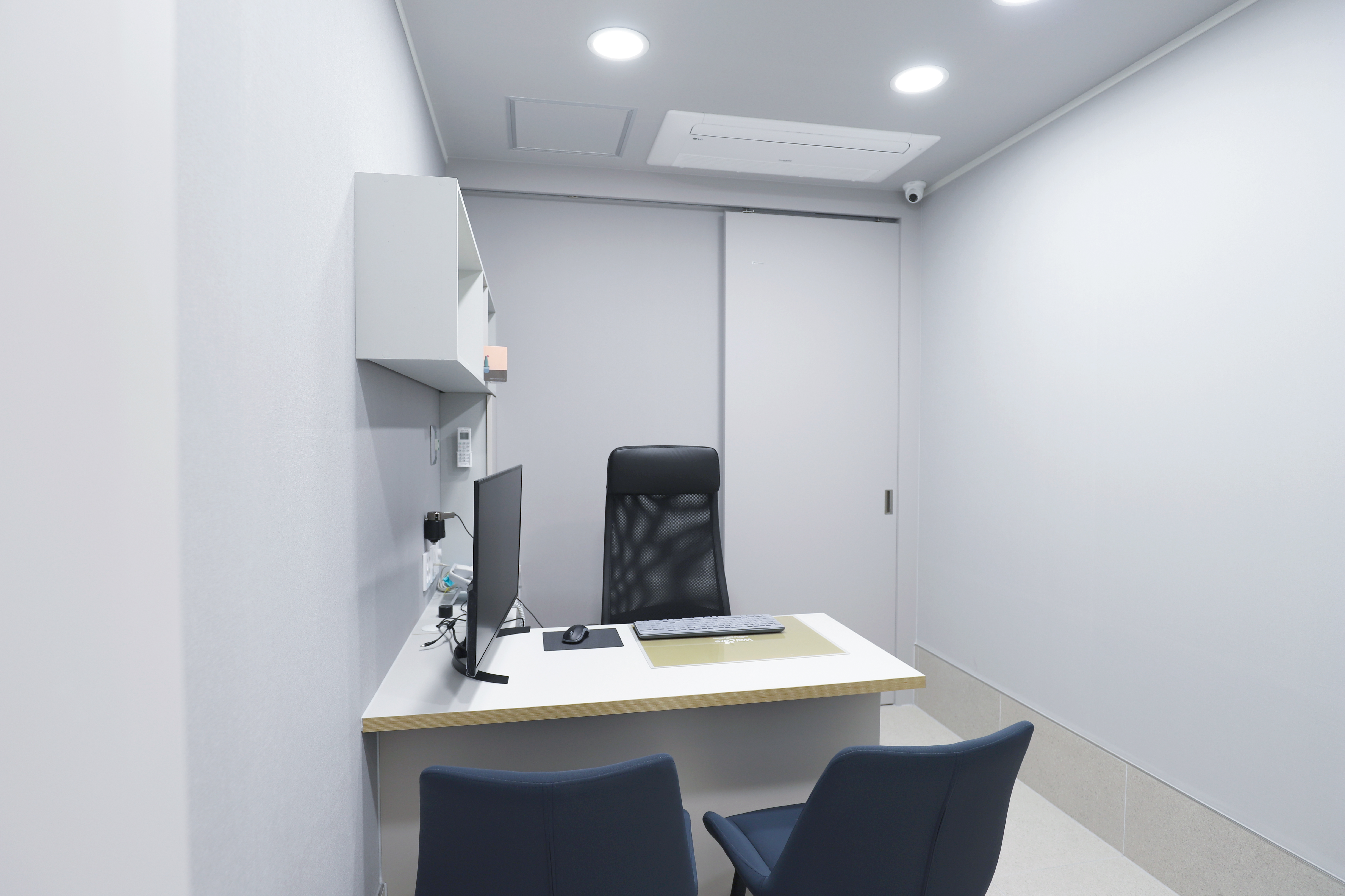 강아지 진료실2의 다른 각도, 수납장과 위생 설비