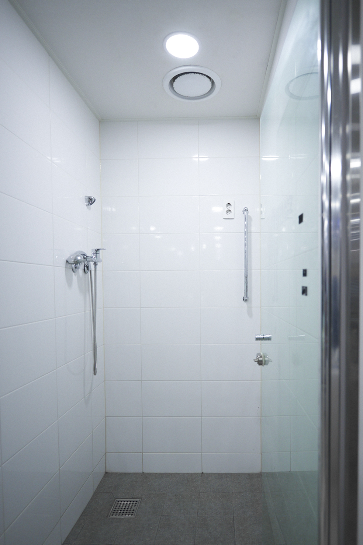 대형견 입원실 내부, 청결한 시설과 조명 환경