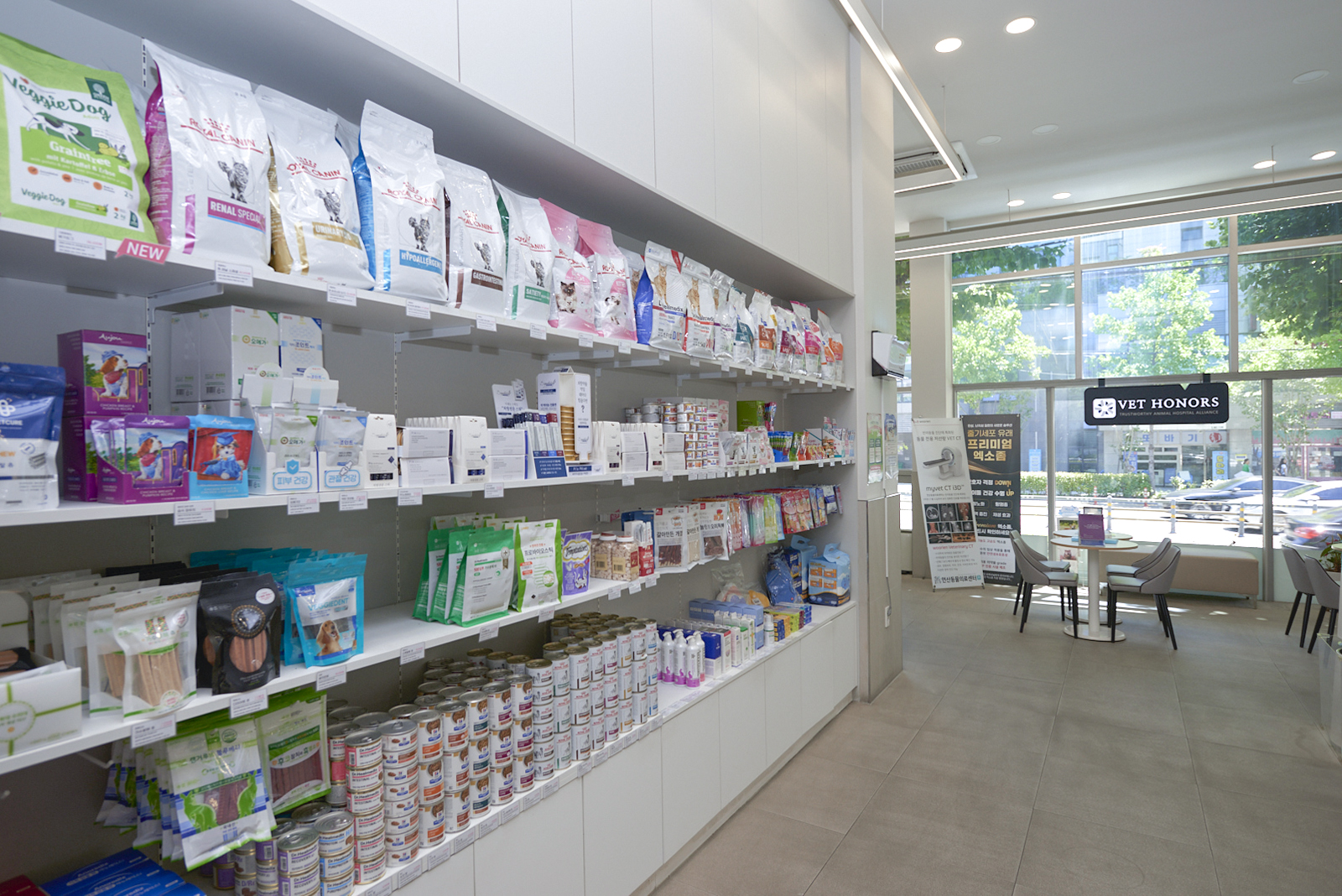 펫 헬스케어 존 안내 데스크와 진열 공간