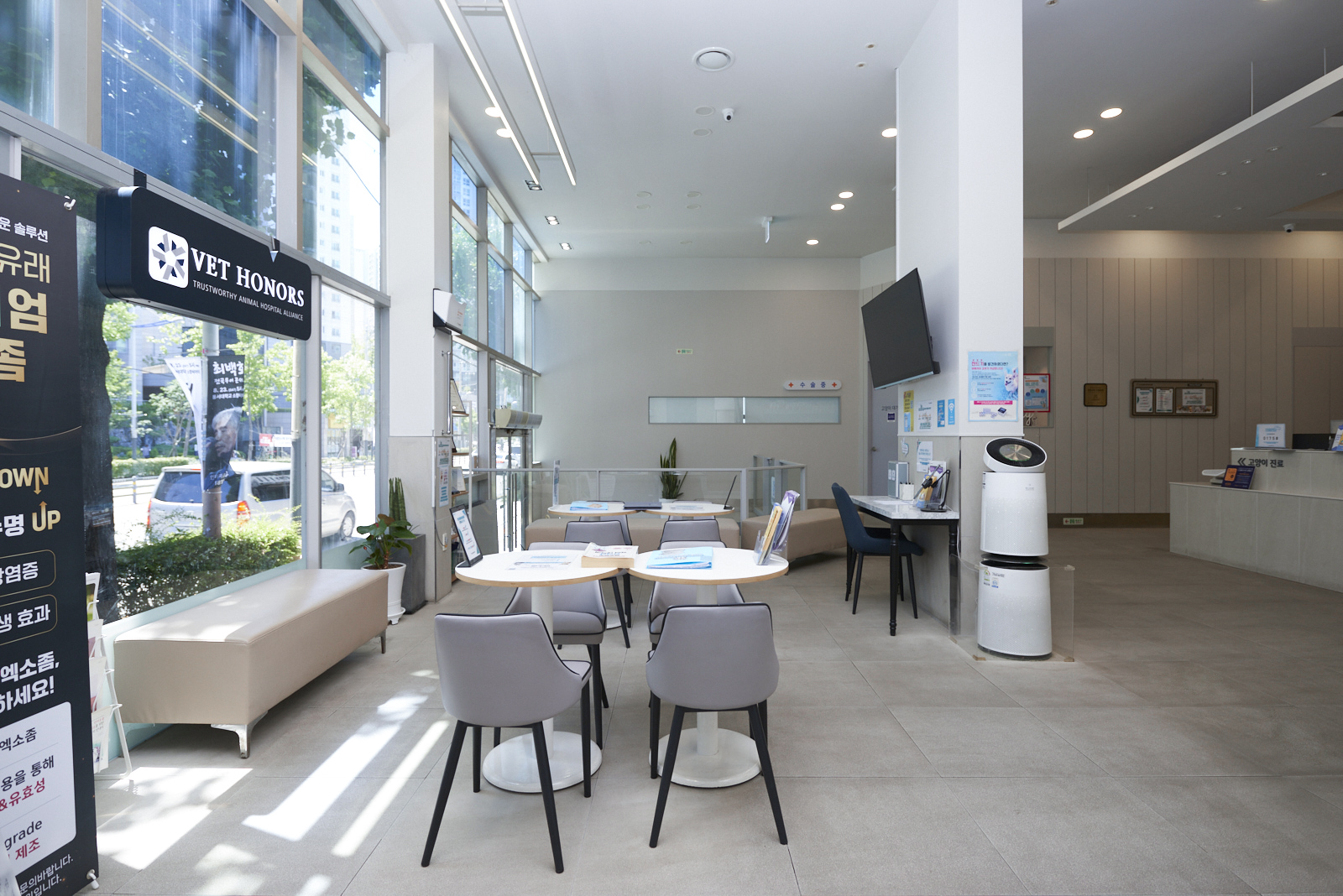 대기 공간의 좌석과 조명, 편안한 분위기