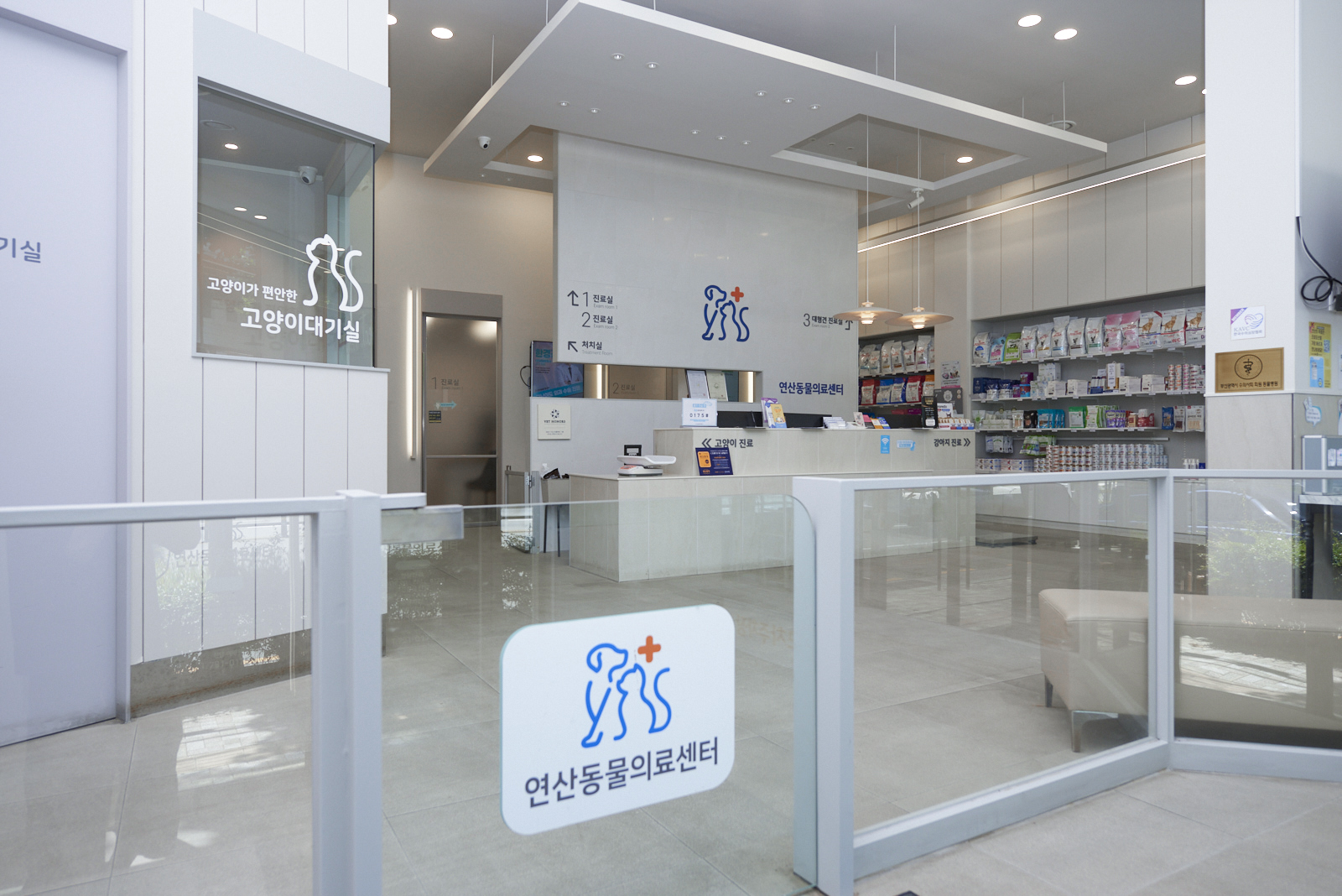 수술등 아래의 수의 외과 의사 이미지