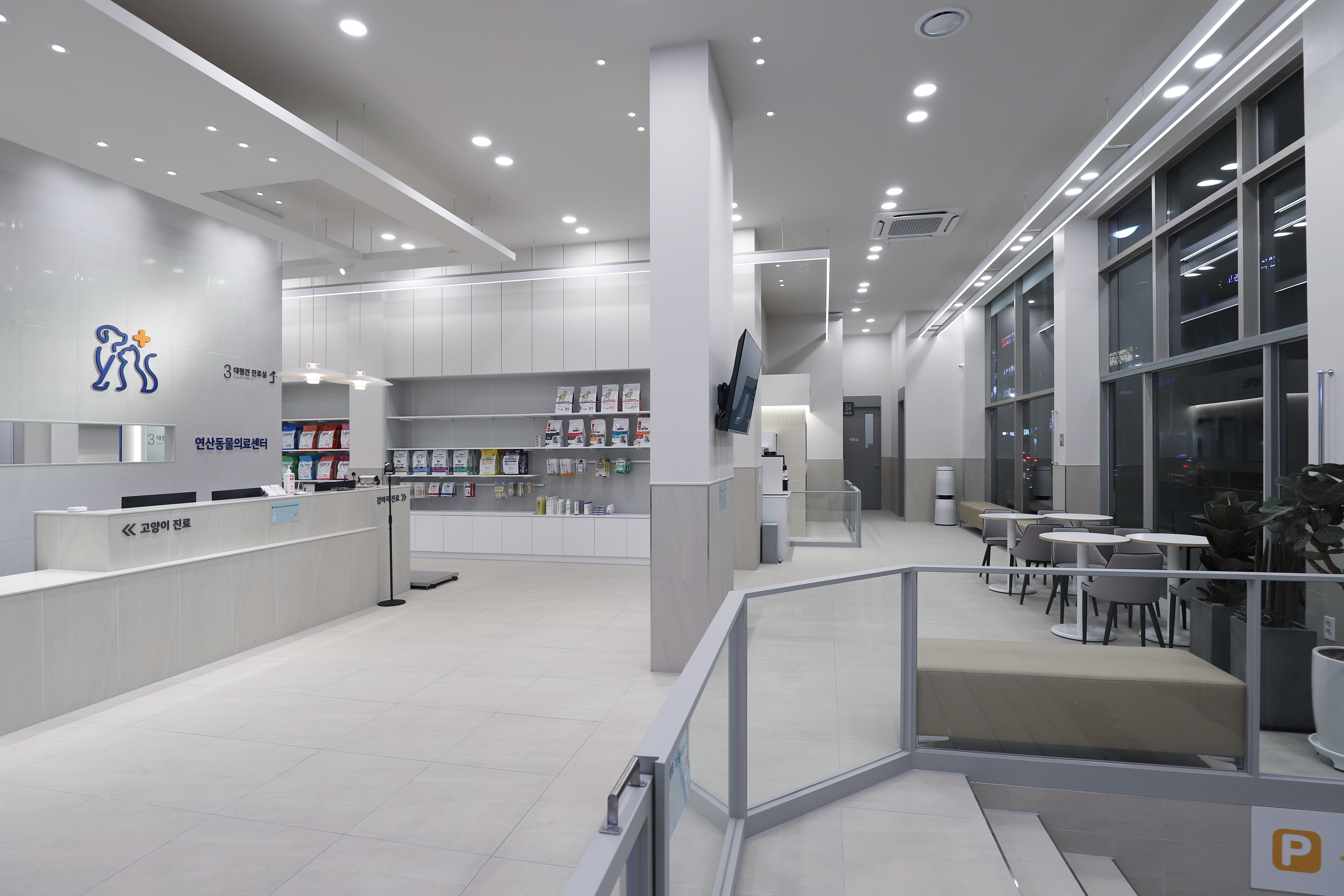 병원 외부 전경과 출입구 간판, 접근 안내