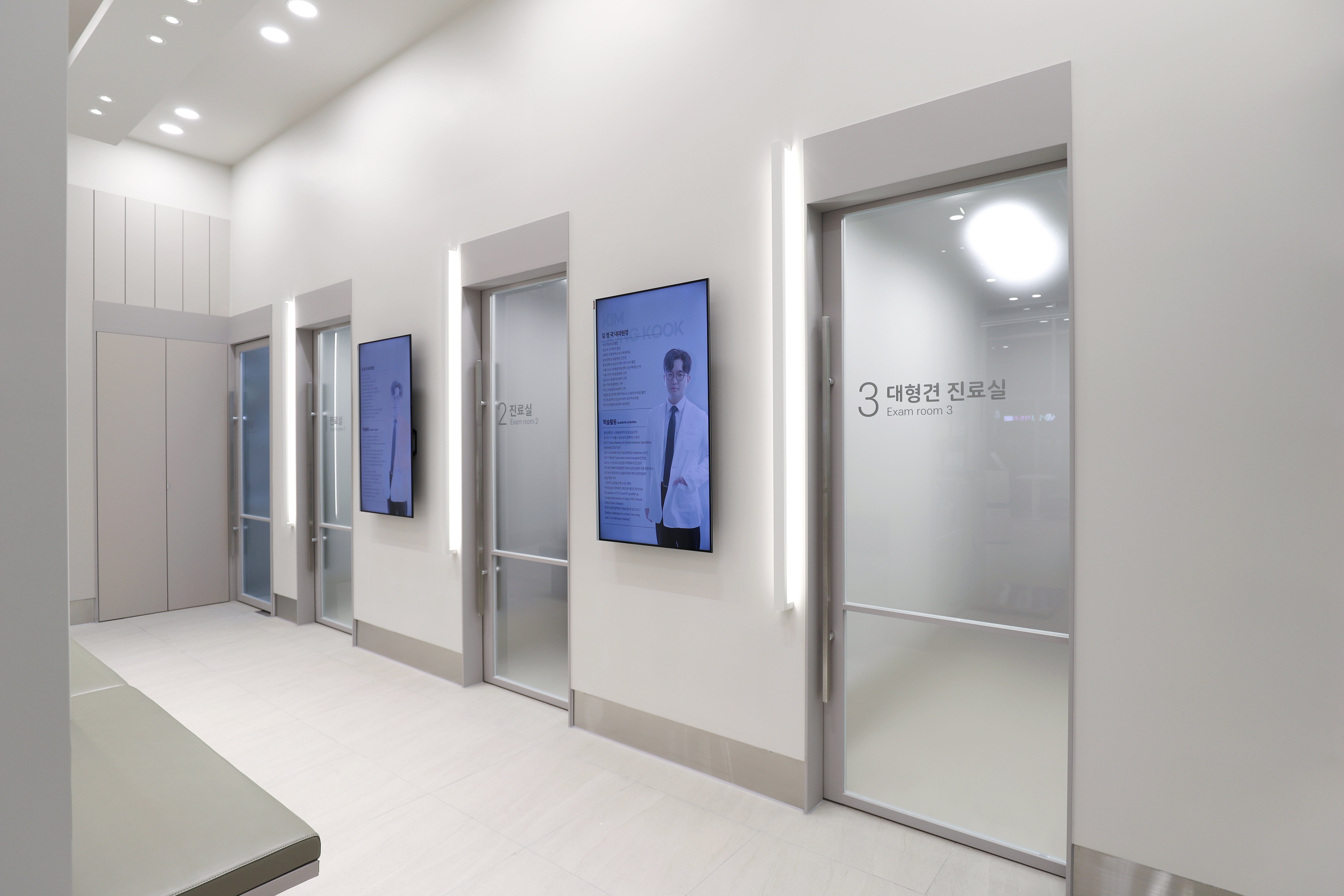 진료실로 연결되는 복도, 조용한 이동 동선