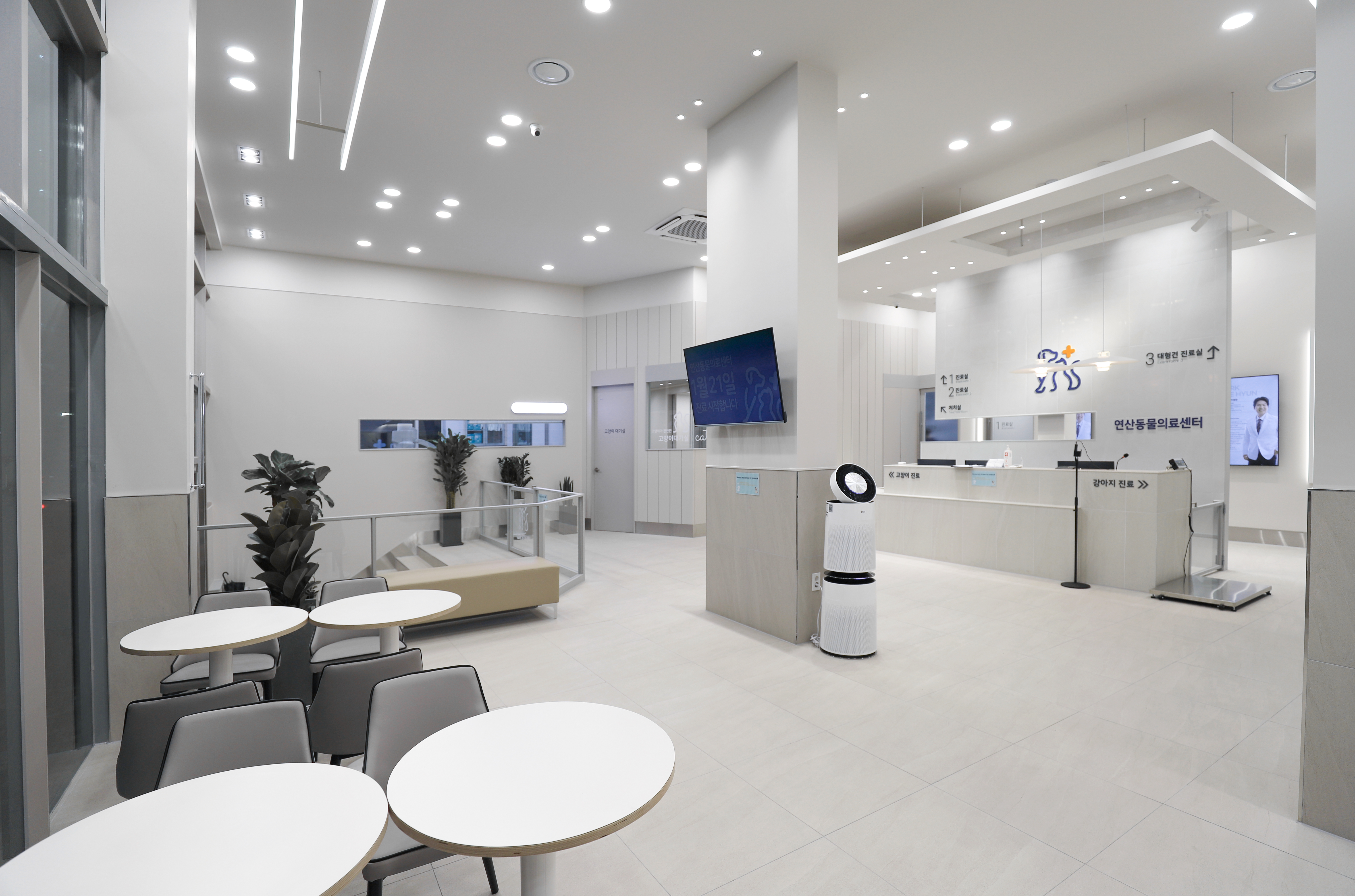 메인홀 전경, 넓은 중앙 로비 공간