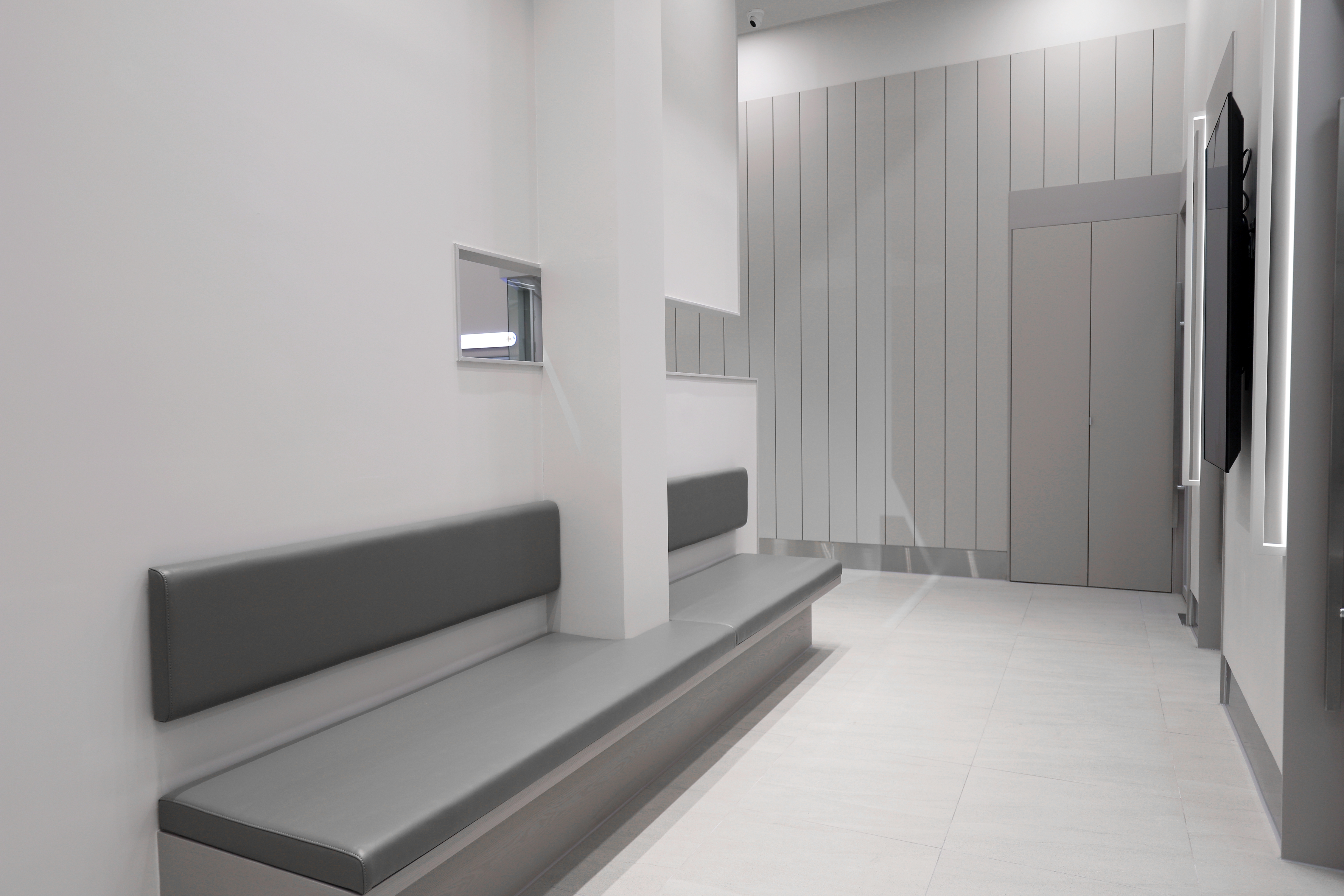 복도 대기 공간, 의자와 안내 사인