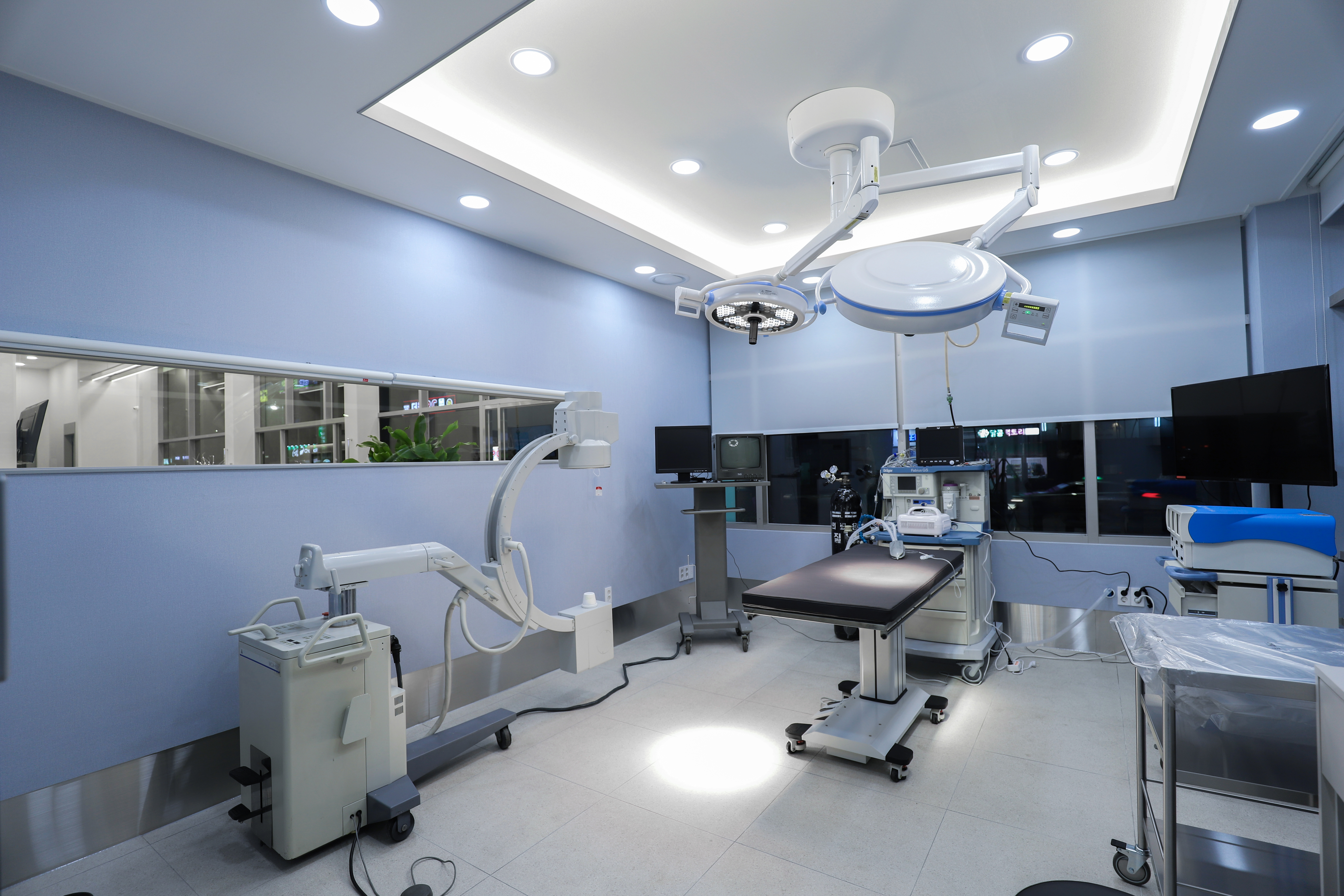 수술실1 내부, 마취기와 수술 모니터가 갖춰진 공간