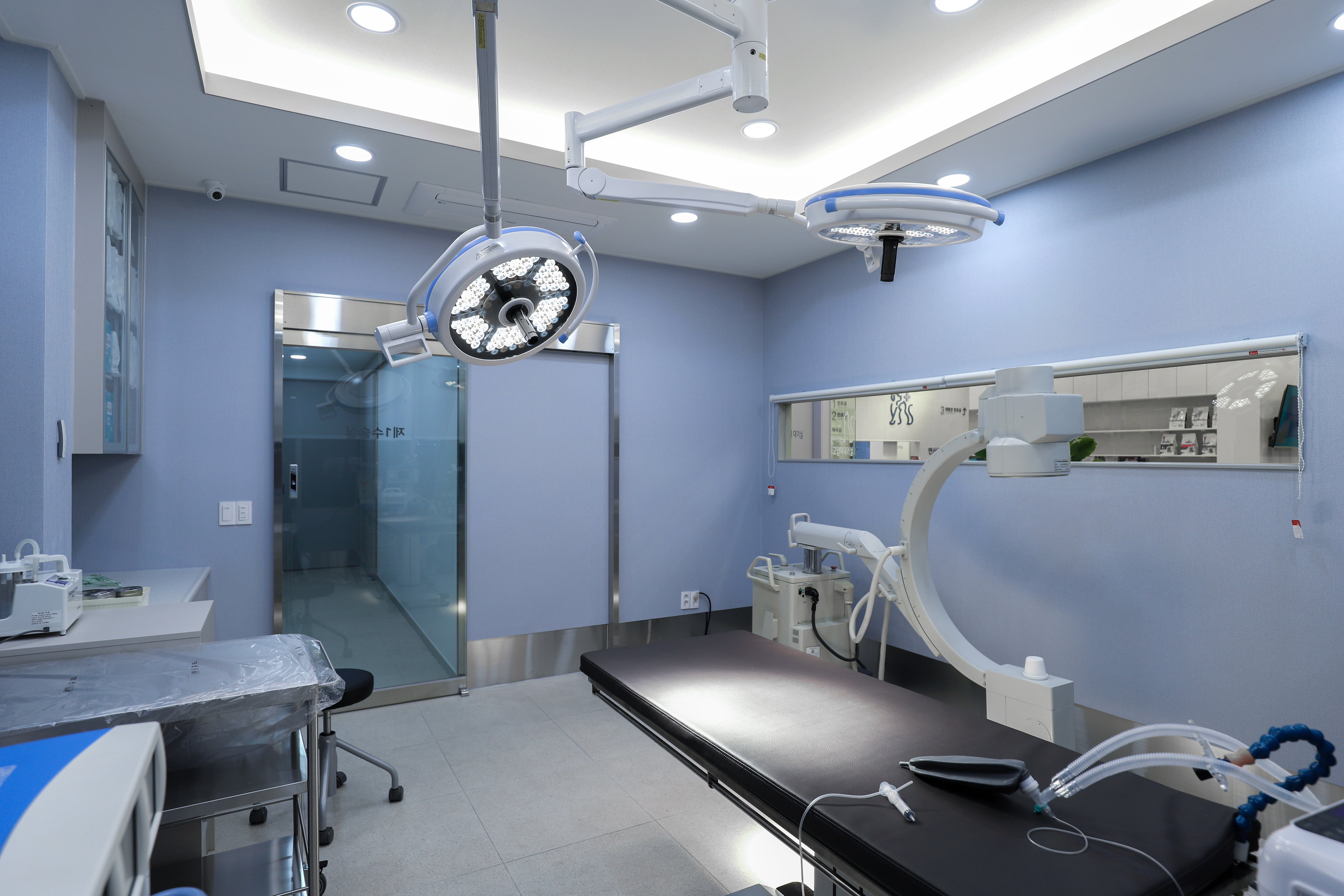 수술실1 장비존, 각종 의료 기구와 보조 장비가 정리된 구역