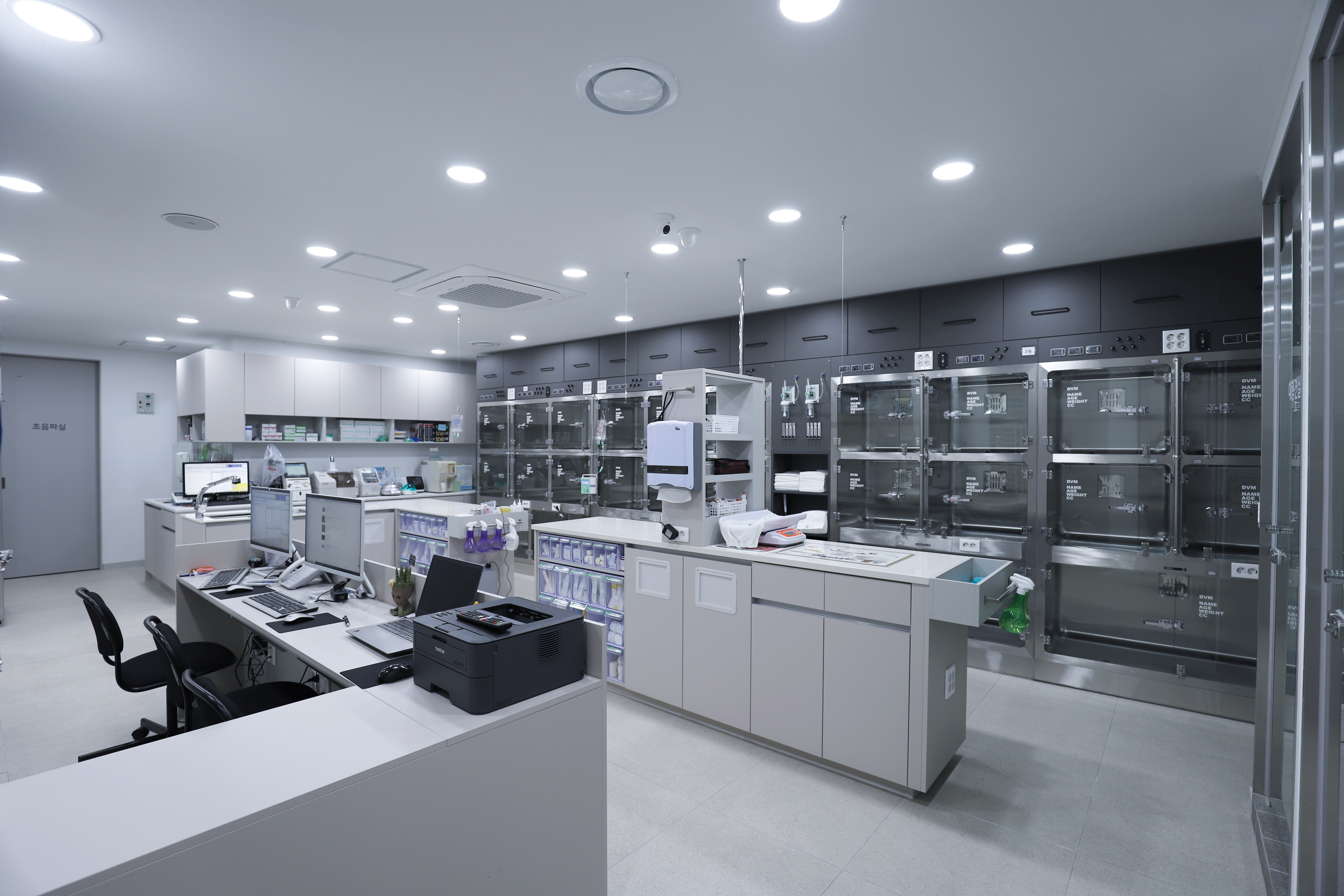 처치실 전경, 각종 의료 장비와 진료대가 정돈된 모습